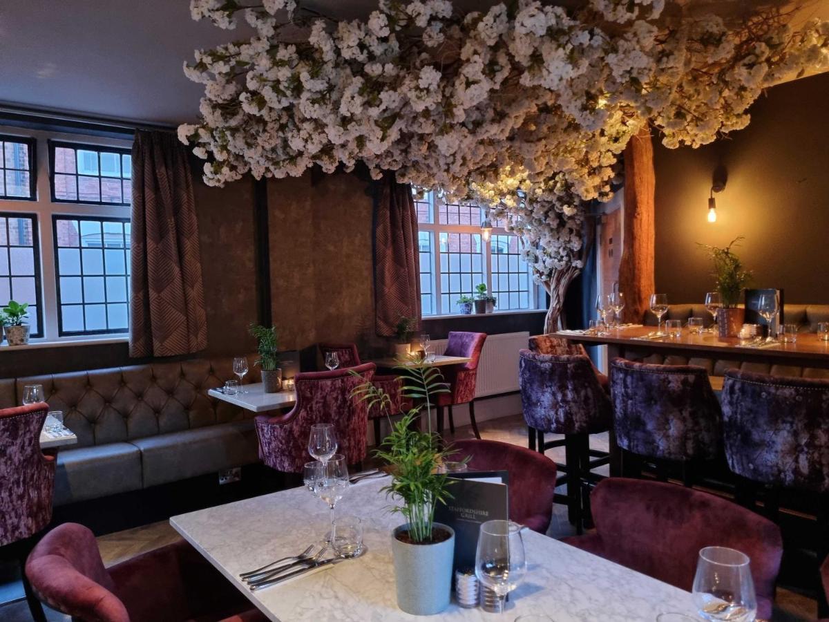 The Lion Hotel Brewood Bagian luar foto